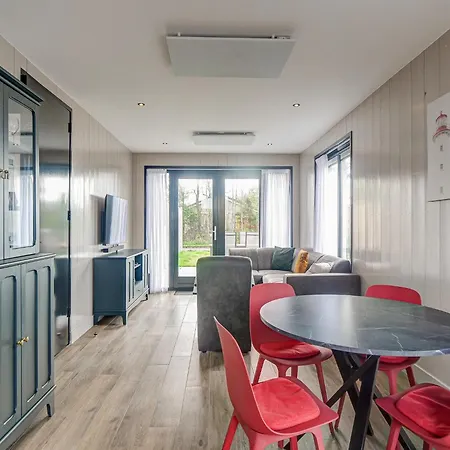 Spacious In Julianadorp Vakantiehuis *